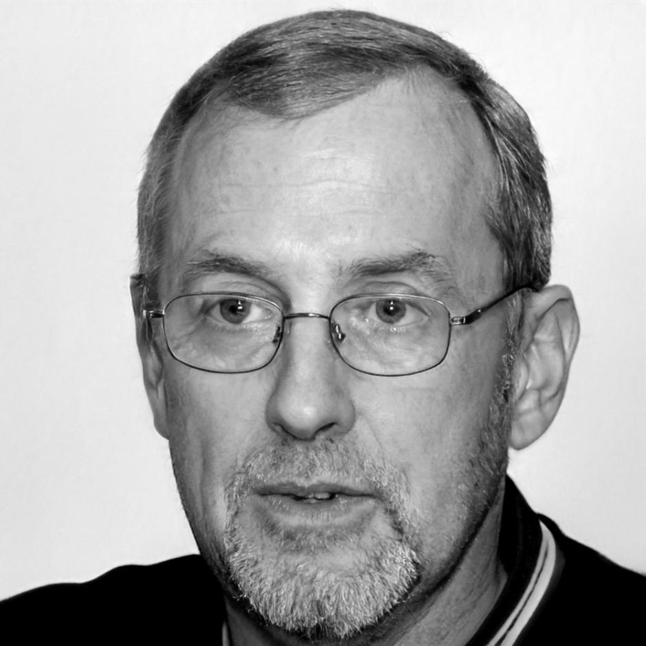 Estudiante trabajando desde diferentes dispositivos